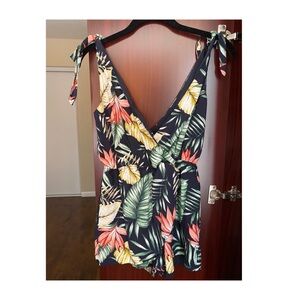 Superdown Tropical Leaf Print Romper
V neck 
Shoulder ties